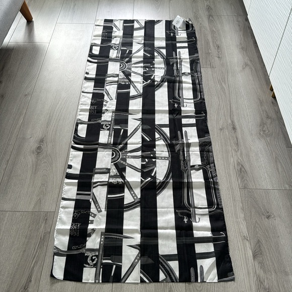 Hermes Bain Pareo Berliner’s Bayade 100% cotton, black, grey, white, 26” by 68”. - Picture 14 of 16